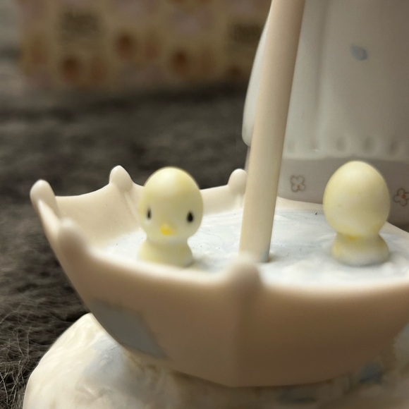 Precious Moments Girl w/ Umbrella and Chicks “Let Love Reign” 1982 - Picture 8 of 10